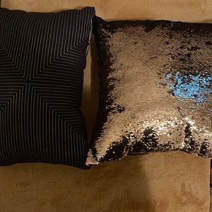 Black and gold pillow set